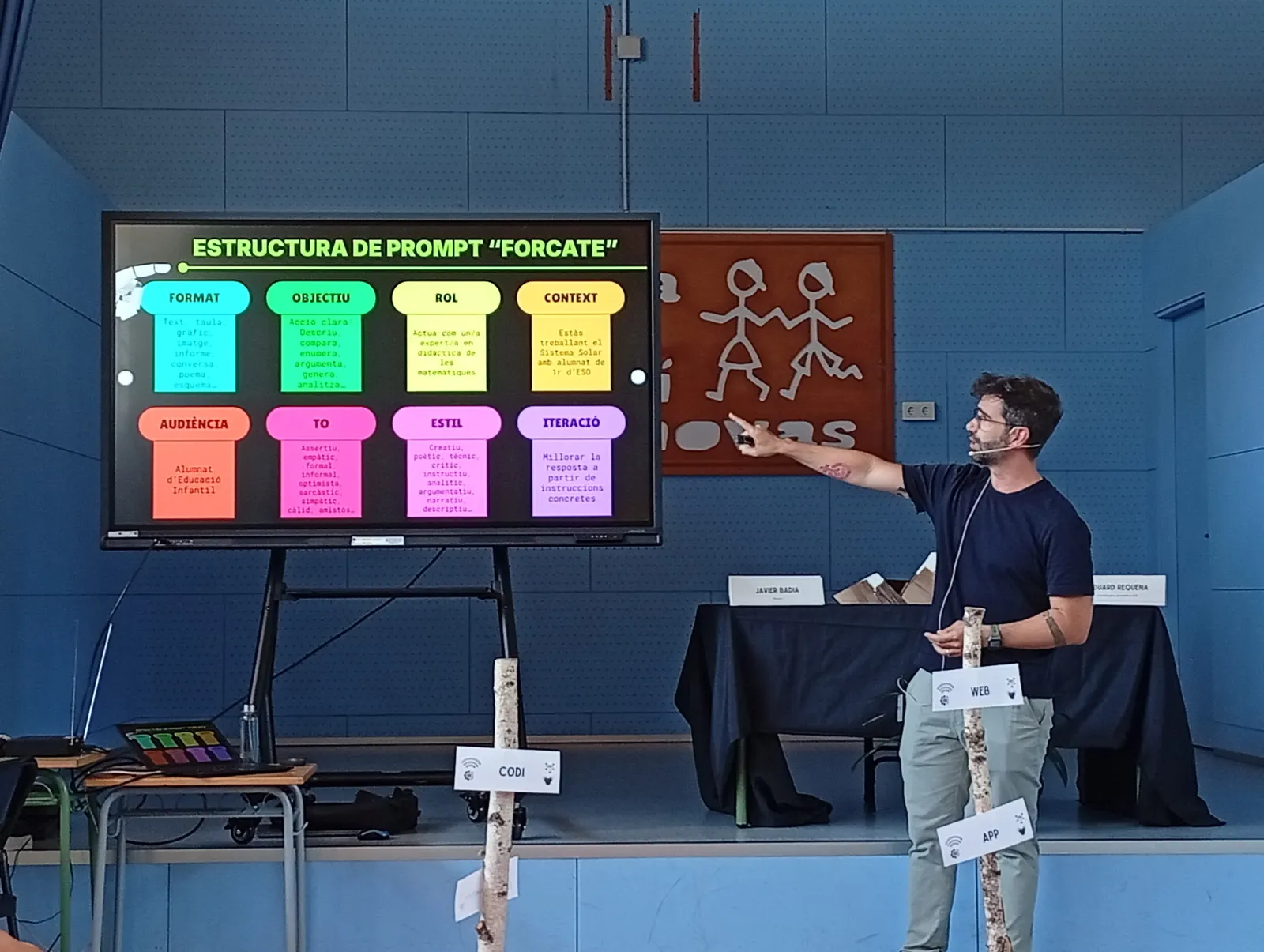 Javi Badia explicant una estructura de prompt en una formació de docents