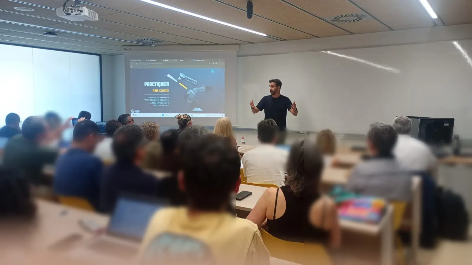 Formació pràctica amb artefactes de Claude per crear recursos educatius