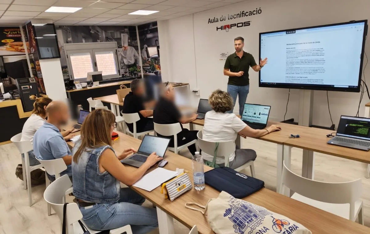 Equip de XÈRPIA en una sessió de formació amb docents